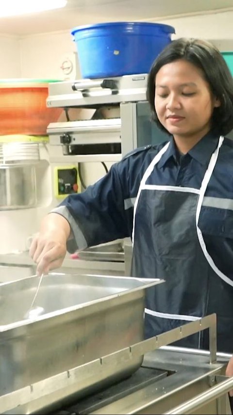Sosok Kowal Cantik jadi Chef di Kapal Perang, Menu yang Dihidangkan untuk Prajurit AL Menggugah Selera