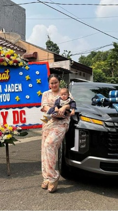 Portrait of Denise Chariesta Giving a Car Worth IDR 1 Billion as a Result of Selling a Dress Because Her Child is Growing Teeth