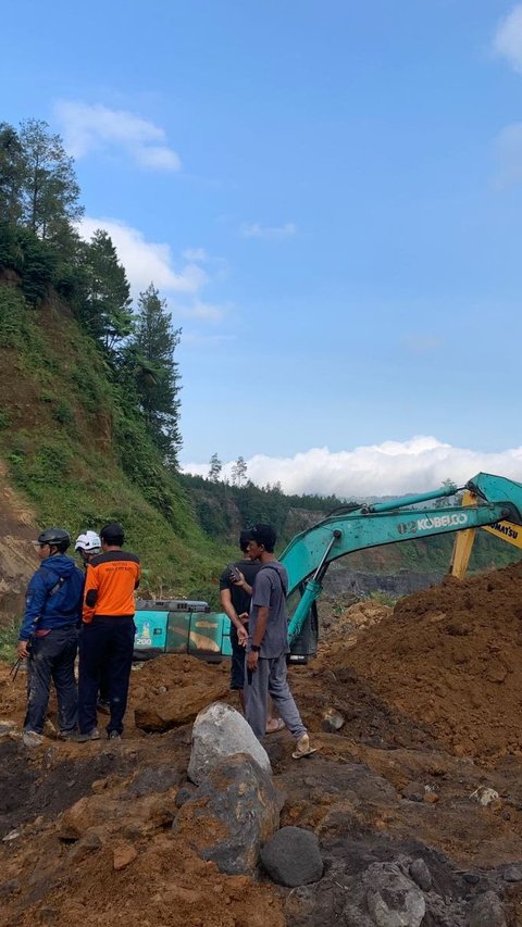 Tebing Setinggi 100 Meter Longsor, 4 Penambang dan 2 Truk Pasir Tertimbun Material Tanah