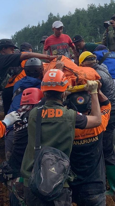 Korban Longsor di Lumajang Dievakuasi dari Kedalaman 20 Meter, 3 Penambang Pasir Masih Hilang
