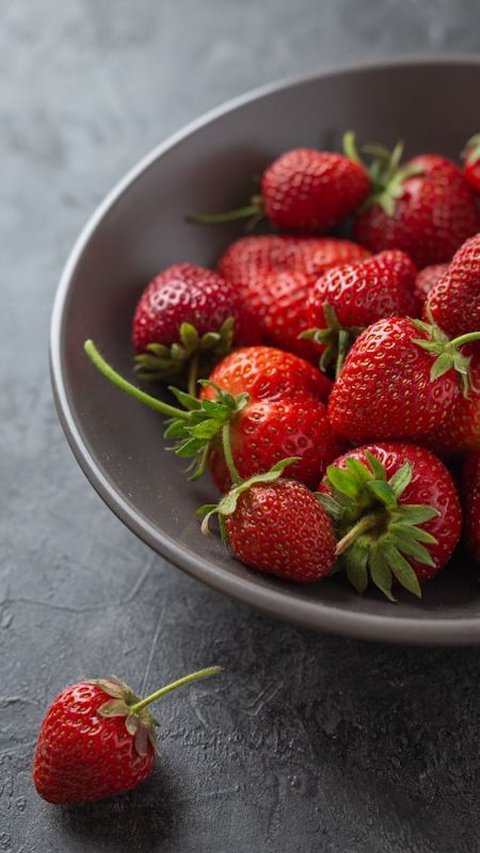 How to Clean Strawberries With 3 Simple Methods