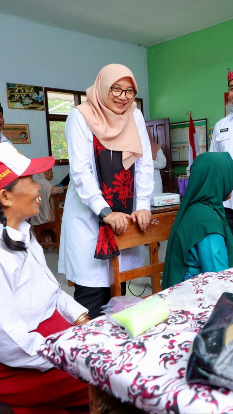 Ke Bunga Desa, Bupati Ipuk Tinjau Sekolah Lansia