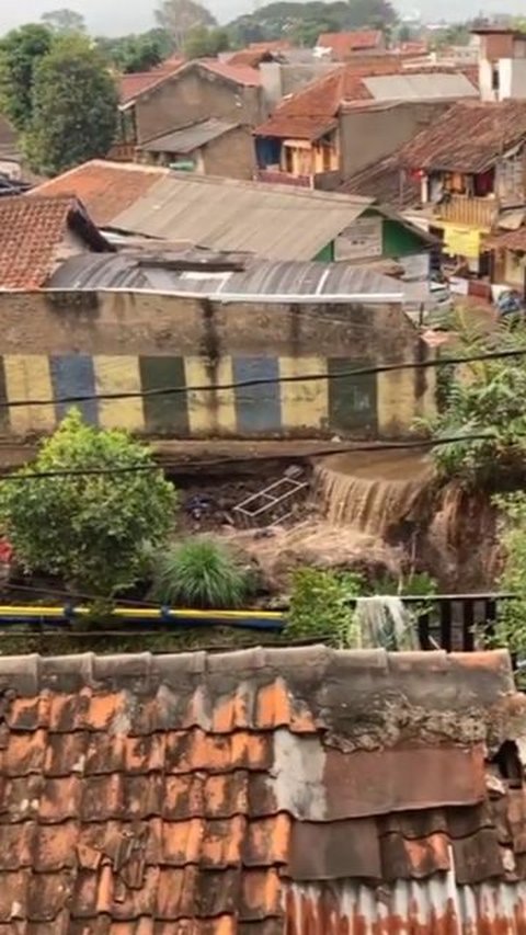 Viral Detik-detik Pipa Saluran Air Pecah, Bikin Jalanan dan Rumah Warga Ambruk