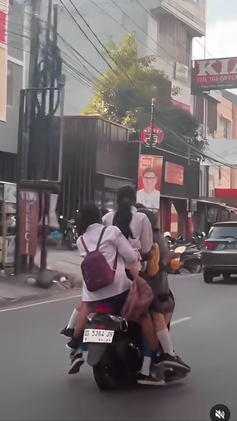 Tak Ada Tandingan, Emak-Emak Jemput Bocil Sekolah Bawa 6 Orang Sekaligus