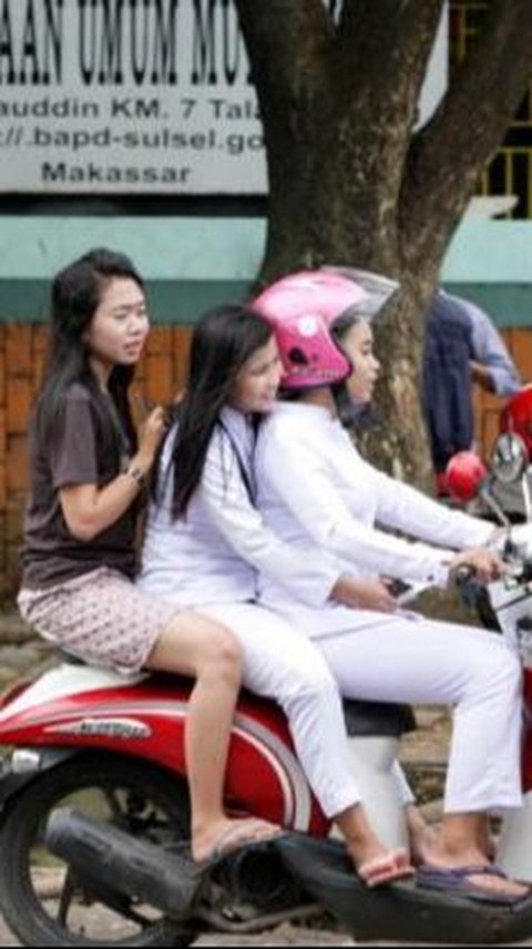 Anda akan dikenai denda jika melanggar aturan dengan membawa tiga penumpang di motor.