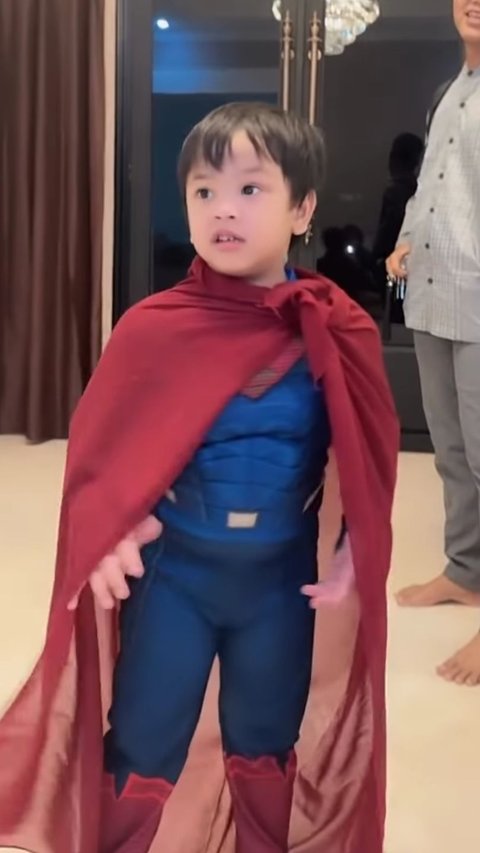 Potret Lucu Gala Sky Pakai Kostum Superman, Ditanya Hafalan Surat oleh Fuji Hingga Praktik Salat