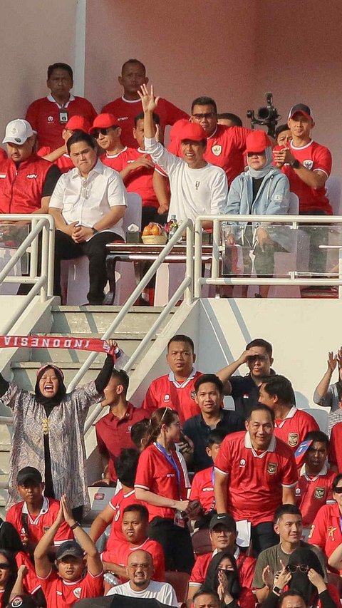 FOTO: Ekspresi Jokowi Nonton Langsung Timnas Indonesia vs Irak di GBK