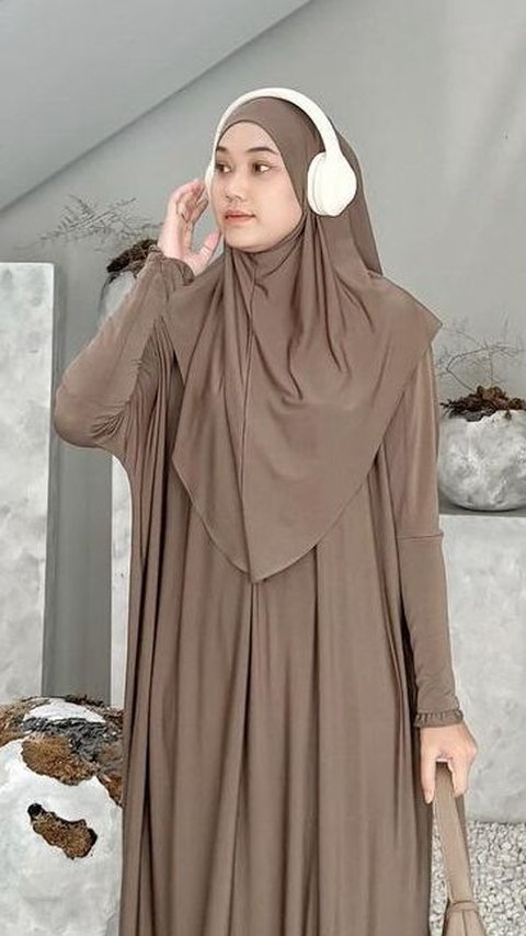 Ide Look One Tone with Hijab Covering the Chest, Stylish and Syar'i Appearance
