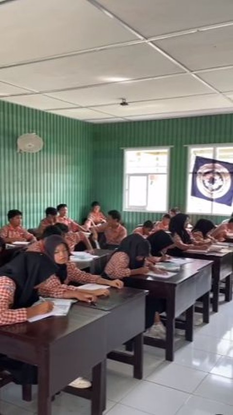 SMP di Lombok Ini Unik Banget, Bangunannya Dibuat dari Plastik Daur Ulang