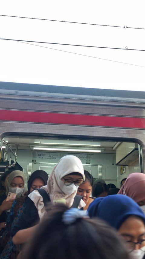 Gerbong KRL Khusus Wanita yang Penuh Drama