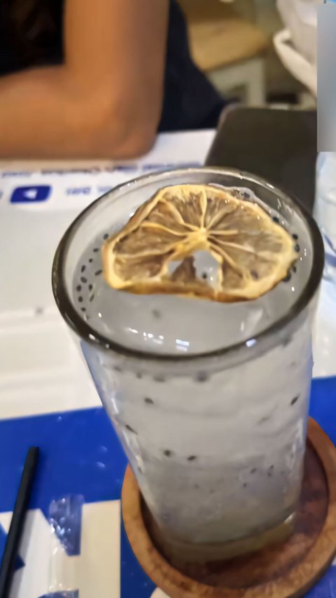 Hanging out at a Cafe Served with Dried Lemon Garnish, This Woman Protests Being Mistaken for Given Rotten Orange, Netizens Immediately Attack Her