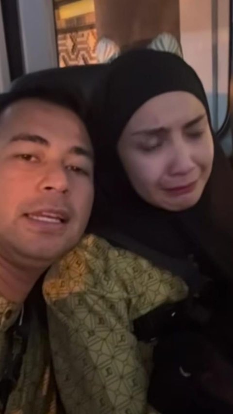 Tangis Nagita Slavina Pecah Jelang Naik Pesawat ke Tanah Suci, Raffi Ahmad Cium & Tenangkan Sang Istri