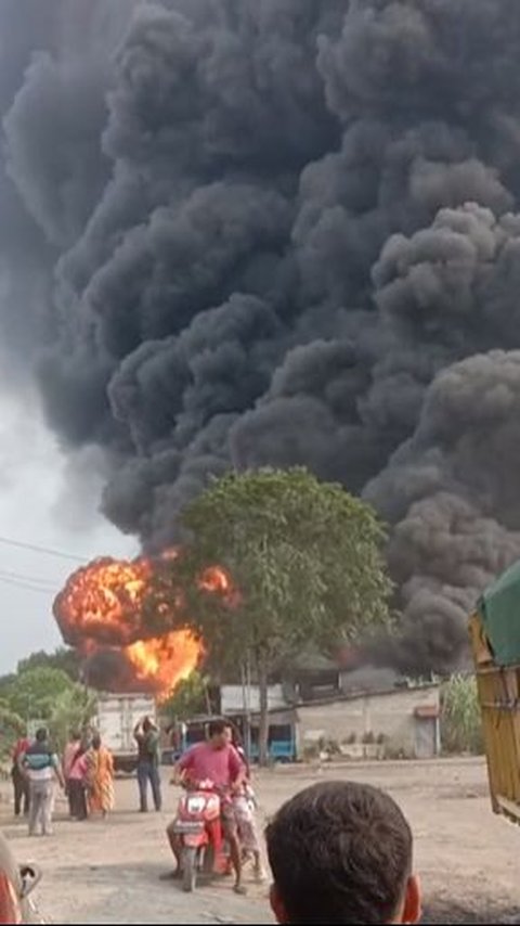 Pabrik Kimia di Cikupa Tangerang Ini Ludes Terbakar, Kepulan Asap Hitam Muncul Selimuti Langit