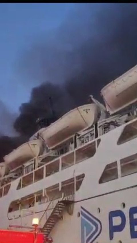 KM Umsini Terbakar di Pelabuhan Makassar