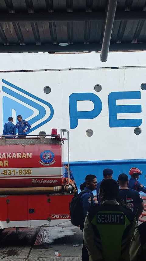 2 Penumpang Luka-Luka Akibat KM Umsini Terbakar di Pelabuhan Makassar, Langsung Dilarikan ke RS