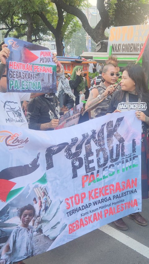 Tampil Nyentrik, Sejumlah Anak Punk Ikut Aksi Bela Palestina di Patung Kuda Jakpus