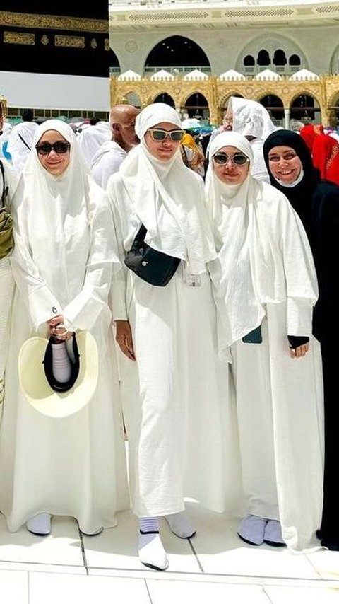 8 Styles of Nagita Slavina, Caca Tengker, Nisya, & Syahnaz during Hajj Worship, Natural Face Highlighted