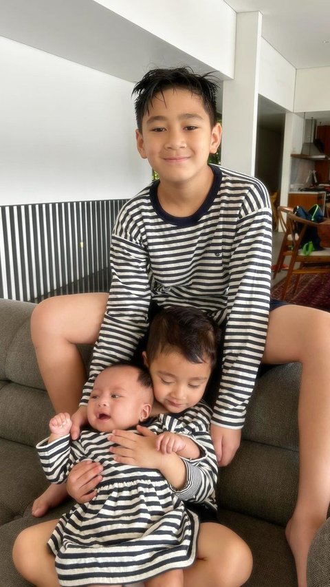 Potret Kebersamaan Rafathar, Rayyanza dan Baby Lily saat Pakai Baju Kembaran, Gemesin Banget!