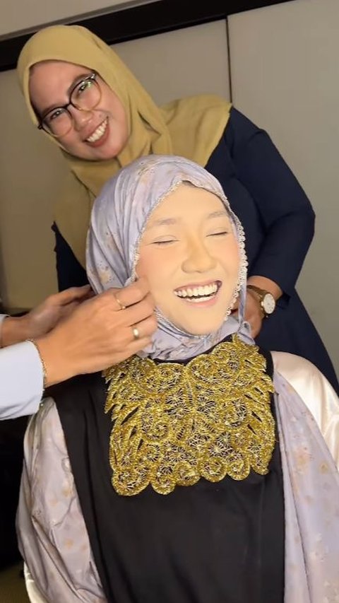 A Great Struggle, MUA Wears Cuffs on the Bride to Prevent Makeup from Smudging