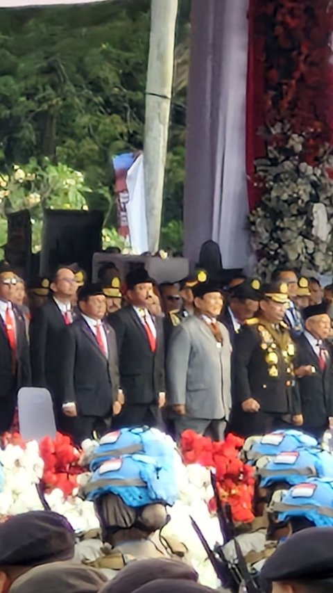Prabowo Subianto Beri Hormat pada Jokowi di HUT Polri
