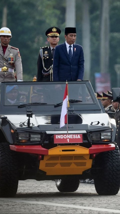 Jokowi Naik Maung Pindad di HUT ke-78 Bhayangkara