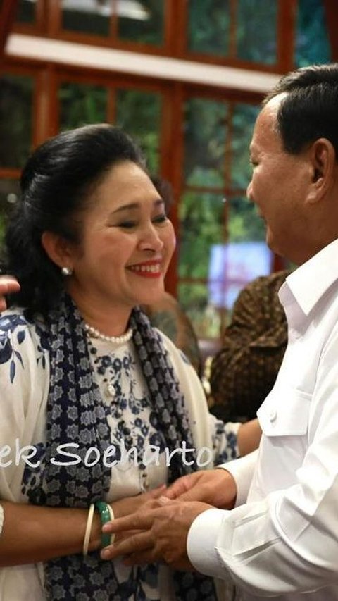 Potret Titiek Soeharto Jenguk Prabowo Subianto Usai Kaki Dioperasi, Tatapan Matanya Syahdu