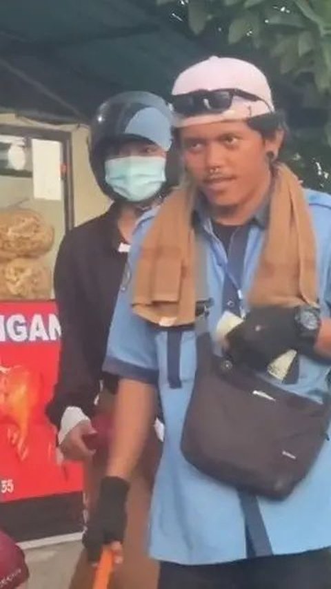 Viral Tukang Parkir Punya Paras Mirip Bruno Mars, Gantengnya Bikin Salfok