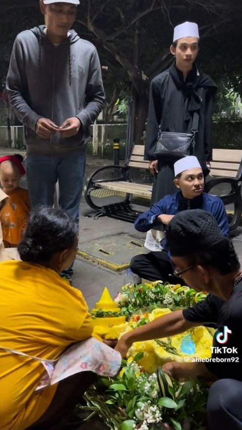 Viral Aksi Pria Ajak Orang-orang di Jalanan Makan Tumpeng Bareng saat Hari Ulang Tahunnya, Banjir Pujian