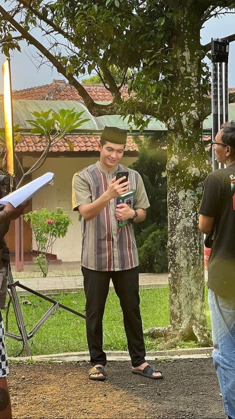 Beradu Akting dengan Harris Vriza dan Syifa Hadju, Berikut 8 Potret Teuku Ryan di Lokasi Syuting Sinetron 'SALEHA', Apik Perankan Azzam