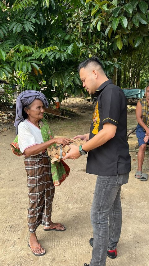 Dukung Program Prabowo, Bakal Calon Bupati Kampar Ini Blusukan Bagikan Makanan Gratis