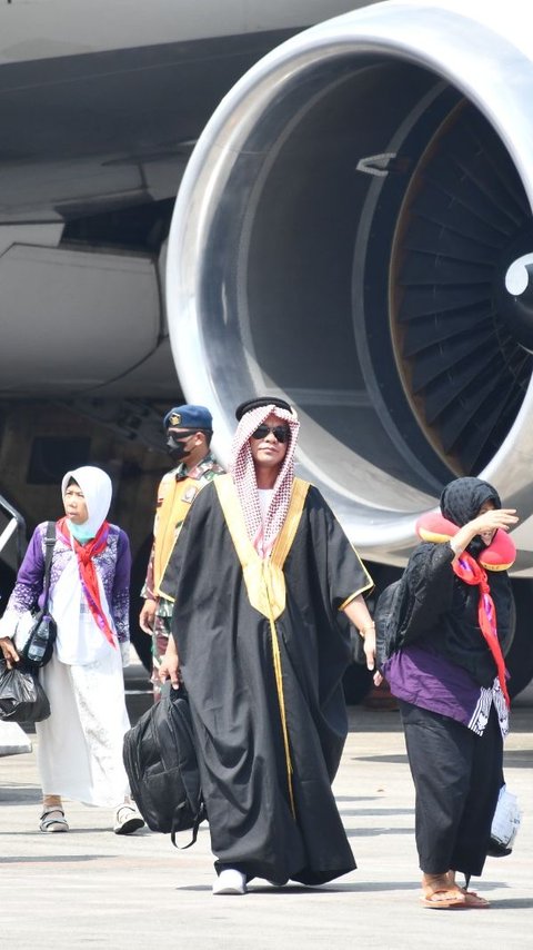 Potret Jemaah Haji Saat Tiba di Bandara Palembang, Berpakaian Nyentrik ala Orang Arab