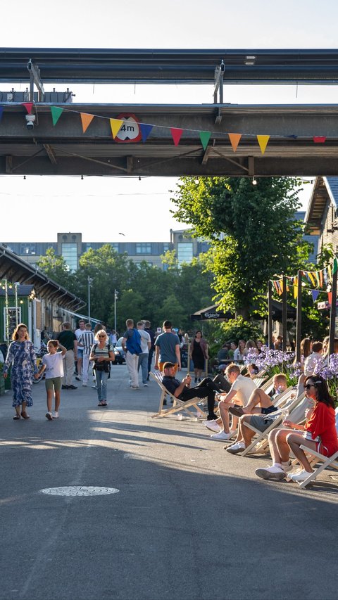 Tourists who diligently pick up trash and cycle in this city are given free meals by the government