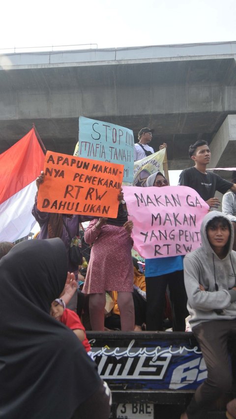 FOTO: Tuntut Pembentukan RT dan RW, Warga Kampung Sawah Geruduk Kantor Camat Cakung