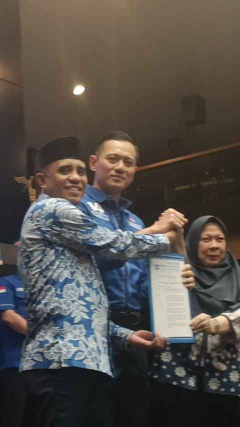 Pilkada Sulteng, AHY Serahkan Surat Rekomendasi ke Pasangan Anwar Hafid-Reny Lamadjido