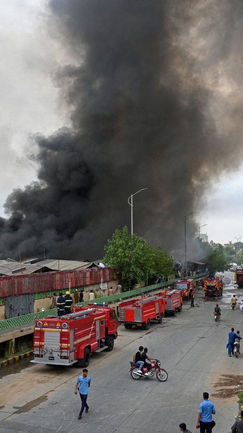 FOTO: Kebakaran Dahsyat Hanguskan Pasar Mingguan di Pakistan, Lebih dari 100 Toko Terbakar