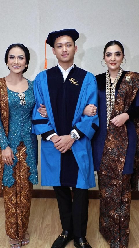 Bikin Terharu! 8 Momen Kris Dayanti Sampai Menitikan Air Mata saat Acara Wisuda Azriel, Kompak Hadir Bersama Anang Hermansyah