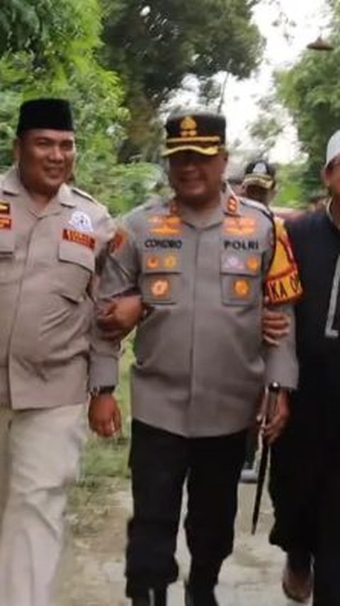 ⁠Lucu Terus, Aksi Mengejutkan Kapolres Serang  Bikin Ustad Kaget & Emak-Emak Tertawa Ngakak