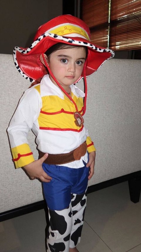 Nggemesin Banget, 8 Foto Guzel Anak Margin & Ali Syakieb Cosplay Jadi Karakter Jessie 'TOY STORY'!