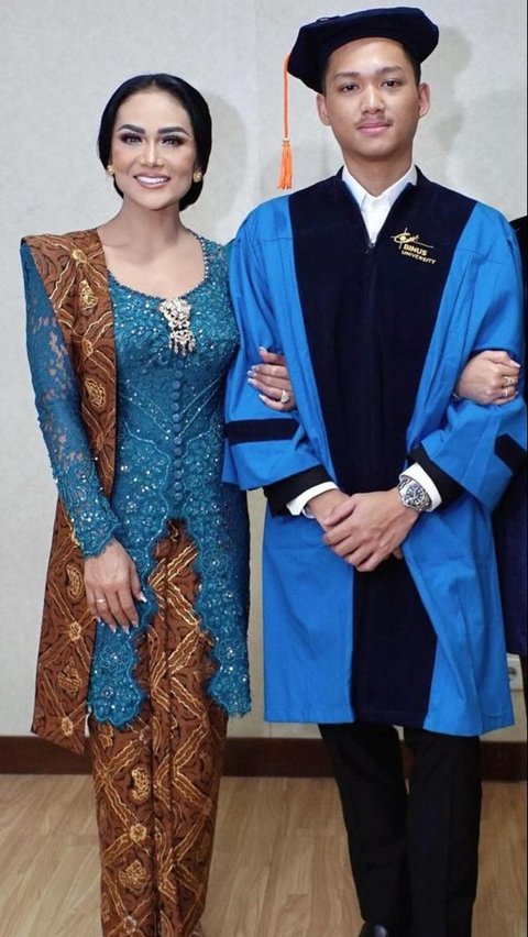 Trending, 10 Moments of Azriel Visiting & Hugging Krisdayanti During Graduation, Everyone Burst into Tears