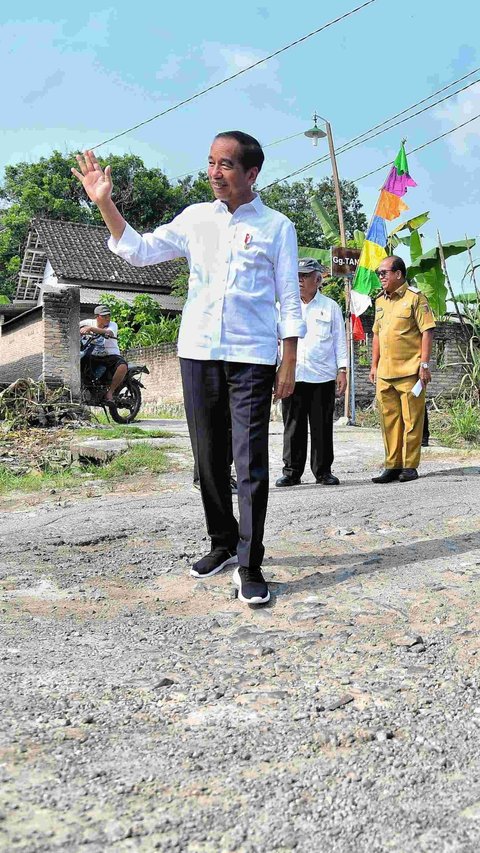 Momen Jokowi Mendadak Berhenti dan Turun dari Mobil Gara-Gara Jalan Rusak di Lampung Selatan