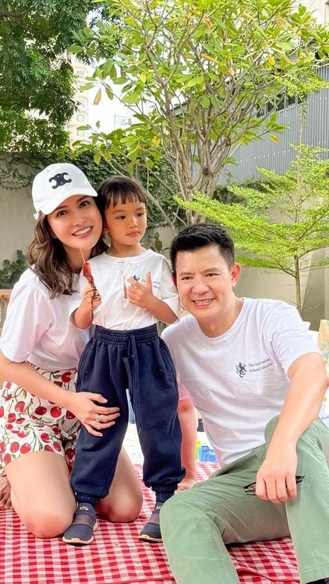 Kehangatan Shandy Aulia dan David Herbowo, Temani Anak Piknik di Sekolah