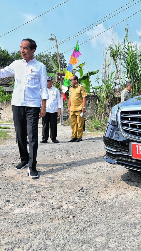 Once Again, Roads in Lampung Are Severely Damaged, Jokowi Gets Out of the Car