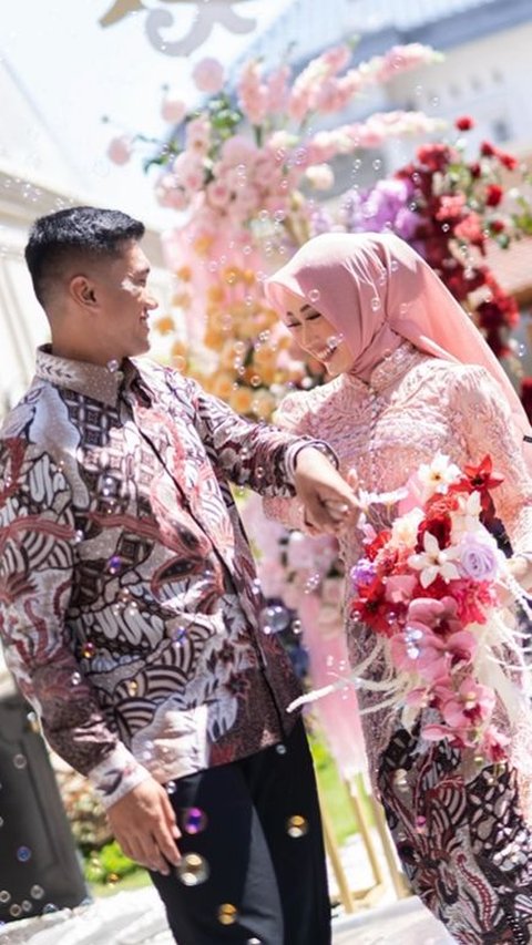 The Grace of Princess 'Sultan' Sidoarjo's Engagement Kebaya that Went Viral, Take a Look at the Details