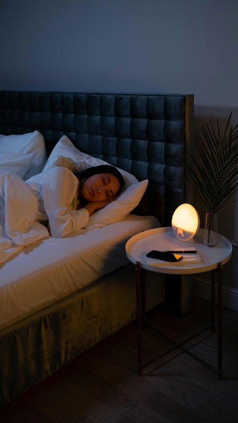 Tidur dengan Lampu Menyala Bikin Kanker dan Obesitas? Ini Kata Pakar