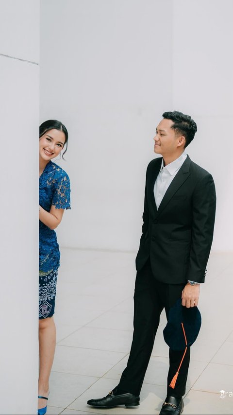 Bak Foto Prewed, ini Potret Kebersamaan Azriel Hermansyah dan Sarah Menzel di Acara Wisuda