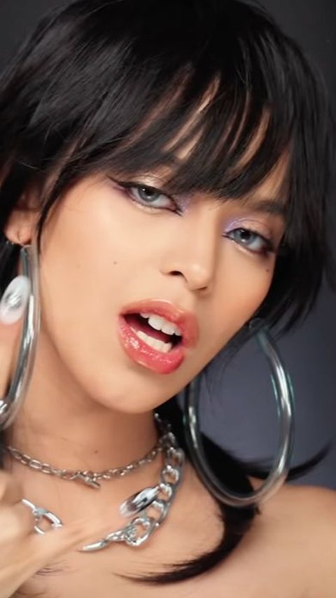 Jharna Bhagwani Tiru Look Lisa in MV Rockstar, the Result is Like a Photocopy!