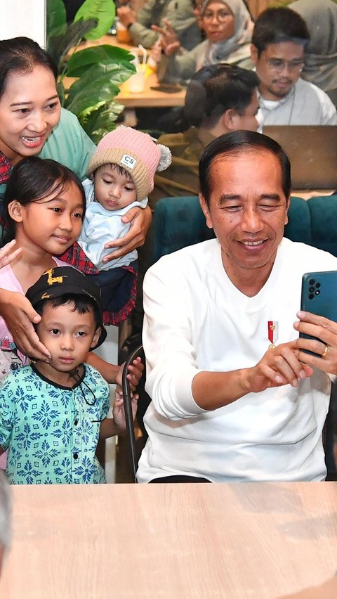 Jokowi Nikmati Malam Santai di Kafe dan Sapa Warga Lampung Tengah