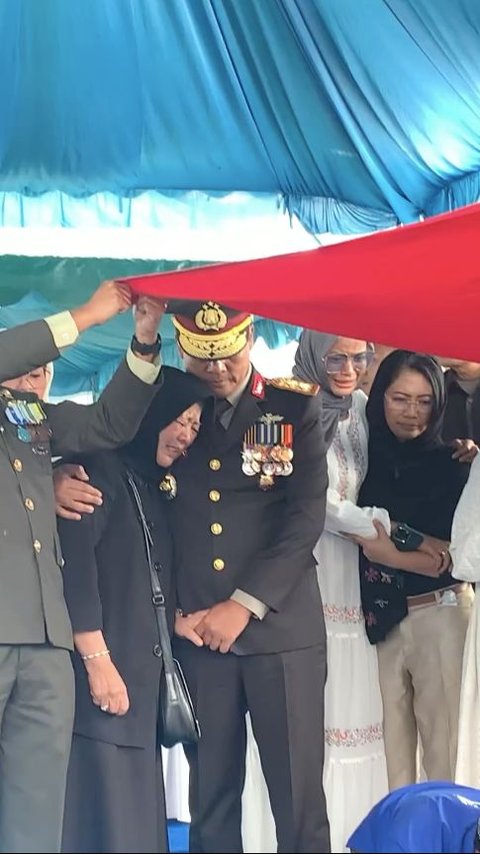 Momen Ayah Irjen Krishna Murti Dimakamkan Secara Militer, Suara Sang Anak Jenderal TNI saat Bacakan Riwayat Hidup Penuh Haru