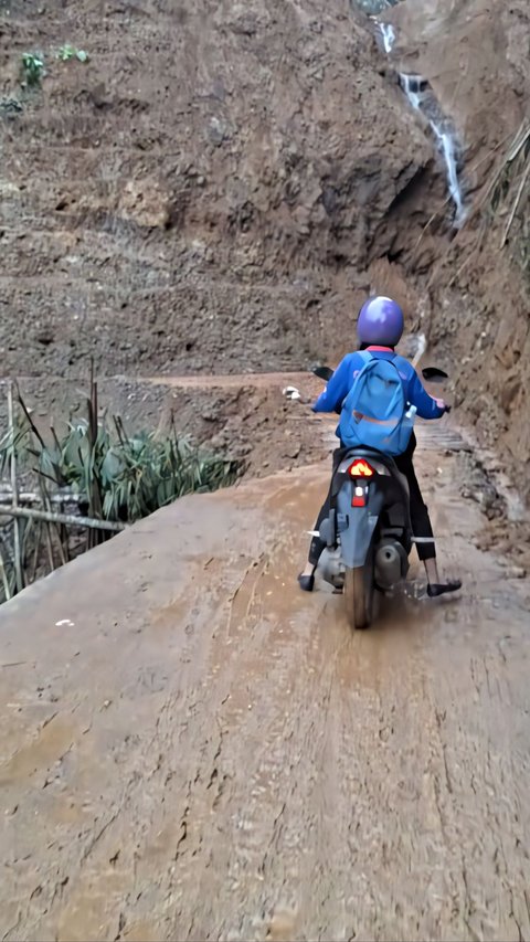 To Carry Out Tasks, This Girl Takes an Extreme Side Path Along a Cliff that Makes Her Knees Tremble