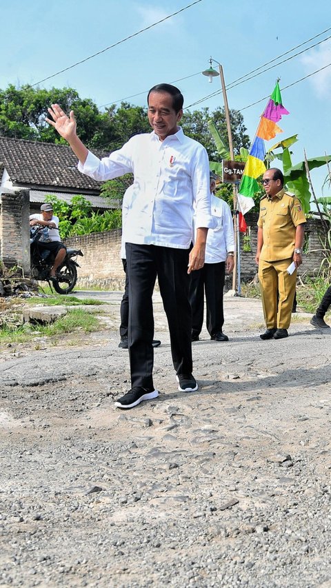 FOTO: Momen Rombongan Presiden Jokowi Berhenti Mendadak untuk Cek Jalan Rusak di Lampung